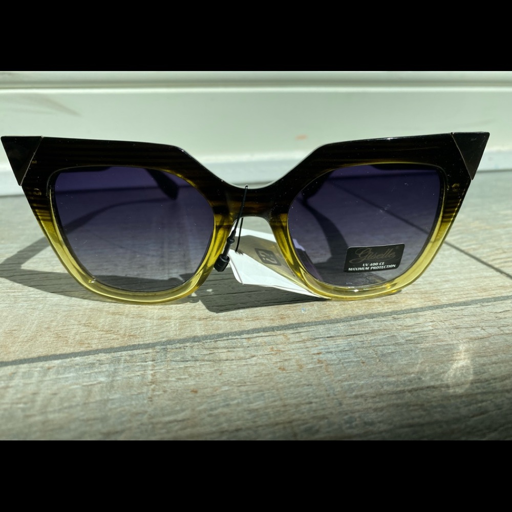 Women’s Vintage Style Pair of Sunglasses. NWT